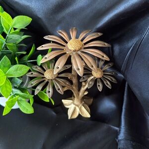 Gold Toned Daizy Flower Jewelry Tree